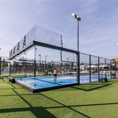 Panoramiczny kort padelowy Szklany stadion padelowy 10*20m Biały Czarny Dostosowany z LED Flood Light / Steel Post / Steel Mesh