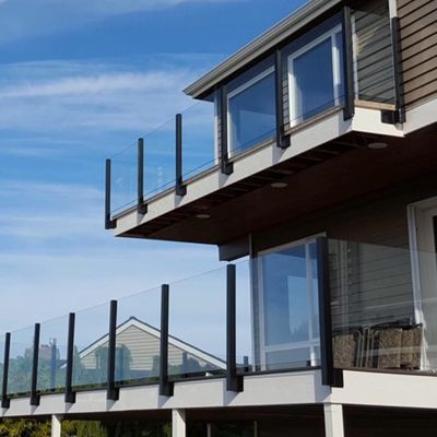 Wnętrze bezramkowe balustrady szklane schody zakrzywione 10mm 12mm grube wytrzymałe szklane balkony Panele balustrady bezramkowe balustrady szklane