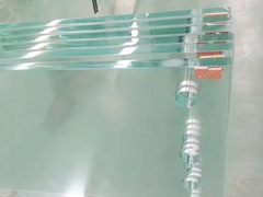 Otwory wiertnicze na szklanym panelu